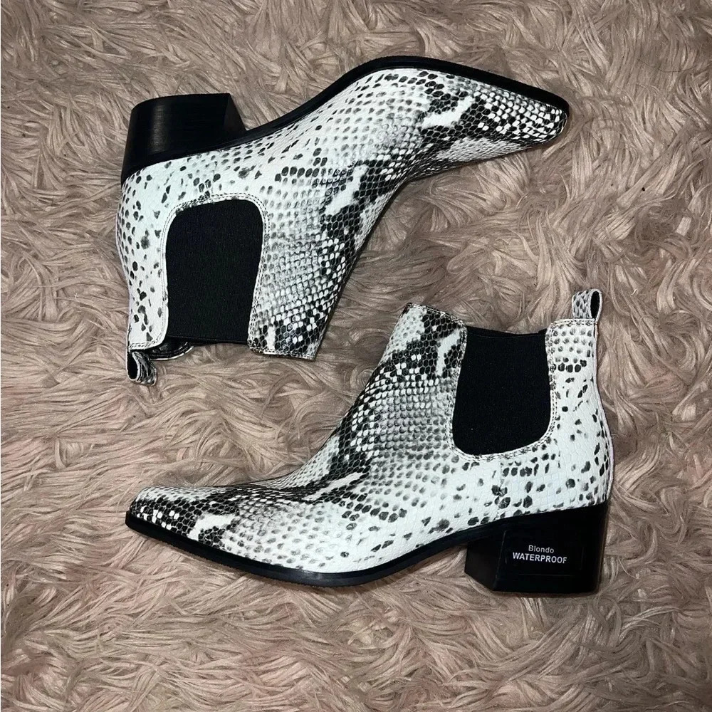 Blondo NWOT Size 8.5 Emilia Snakeskin Booties Waterproof